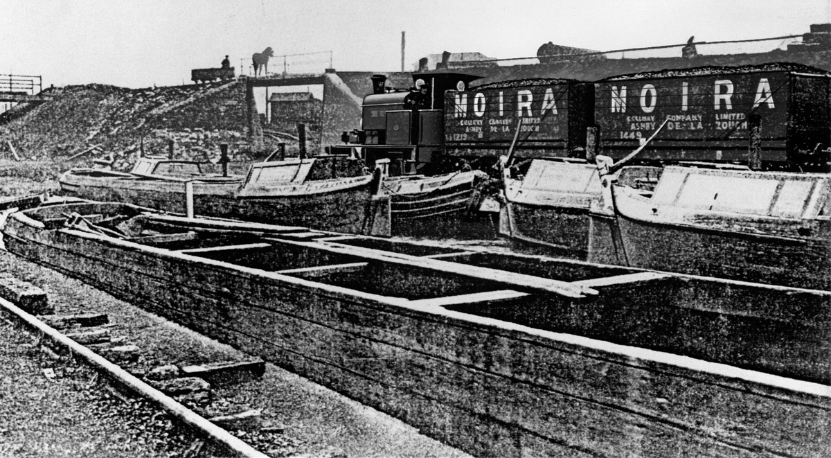 Boats loading off at Moira on the Ashby Canal